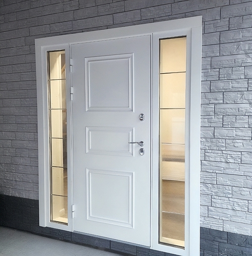 Дверь со стеклами по бокам